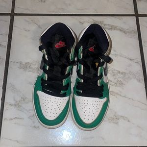 Jordan 1's size 11.5 kids. Great condition!